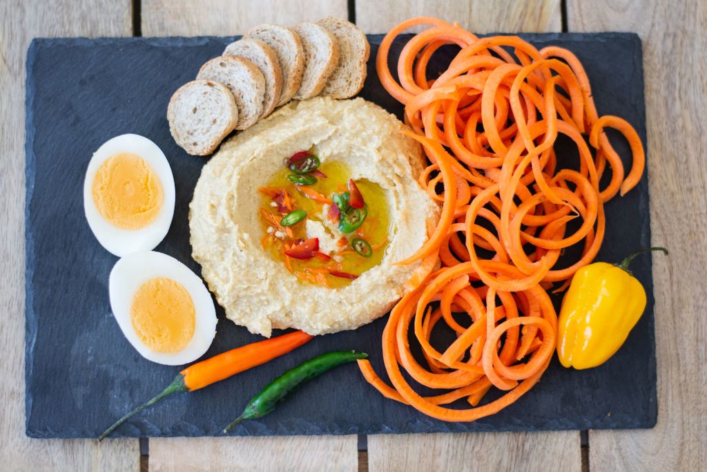 Hummus s chilli papričkami, tousty a zeleninou