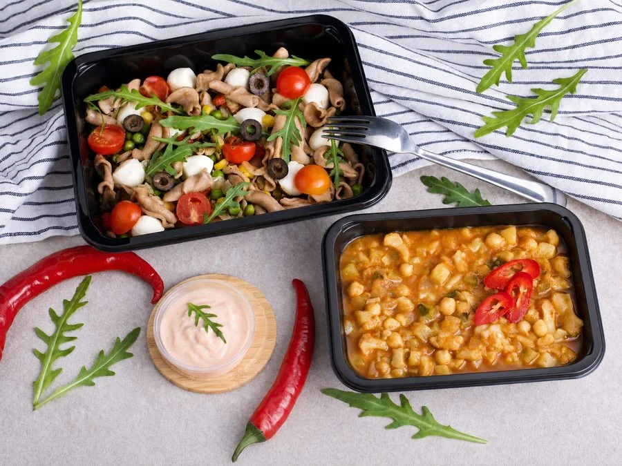 Wholegrain pasta with mozzarella and a vegetarian curry soup in meal boxes