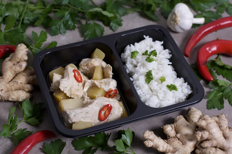 A finished Zdravé stravování meal box, chicken with rice