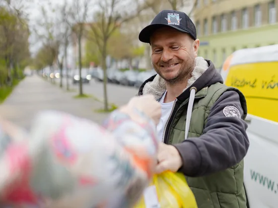 Řidič Zdravého stravování předává tašku s jídlem