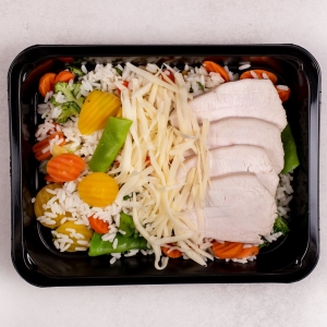 Rizoto s krůtím masem, zeleninou a sýrem